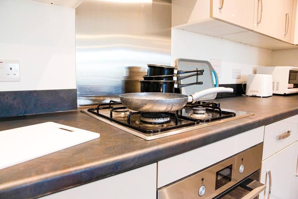 A Luxury 2 Bedroom Apartment With 2 Free Parking Chatham  Eksteriør bilde