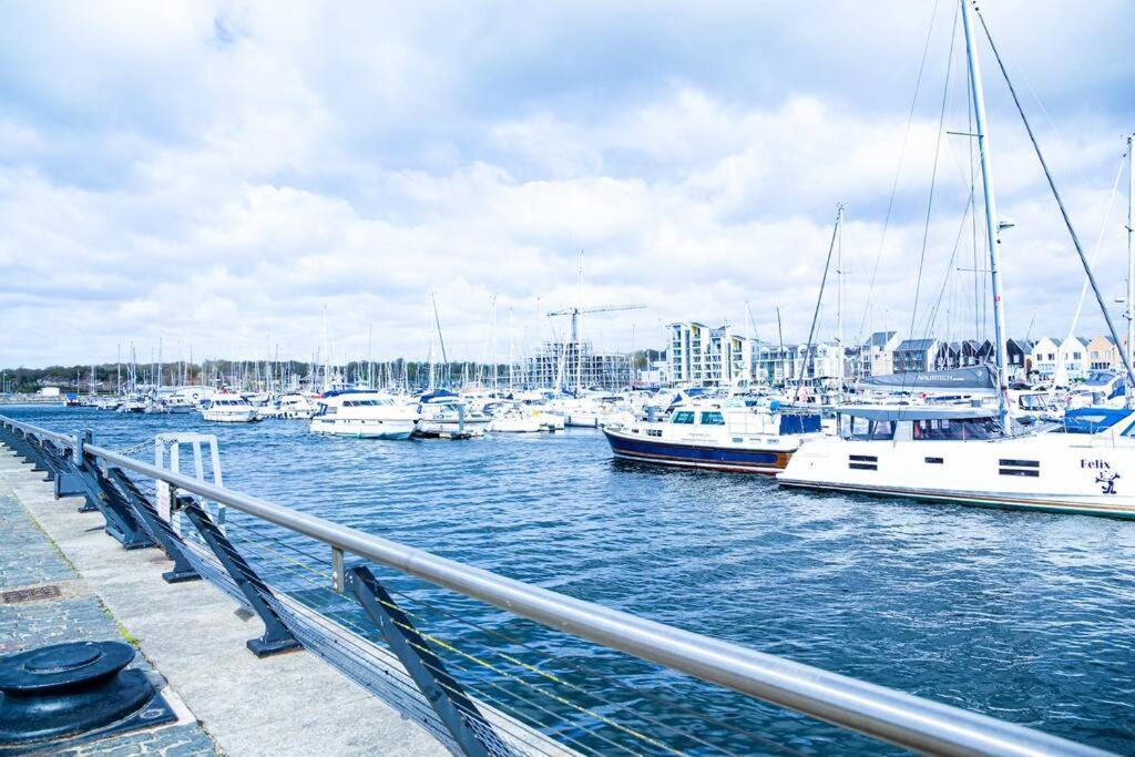 A Luxury 2 Bedroom Apartment With 2 Free Parking Chatham  Eksteriør bilde