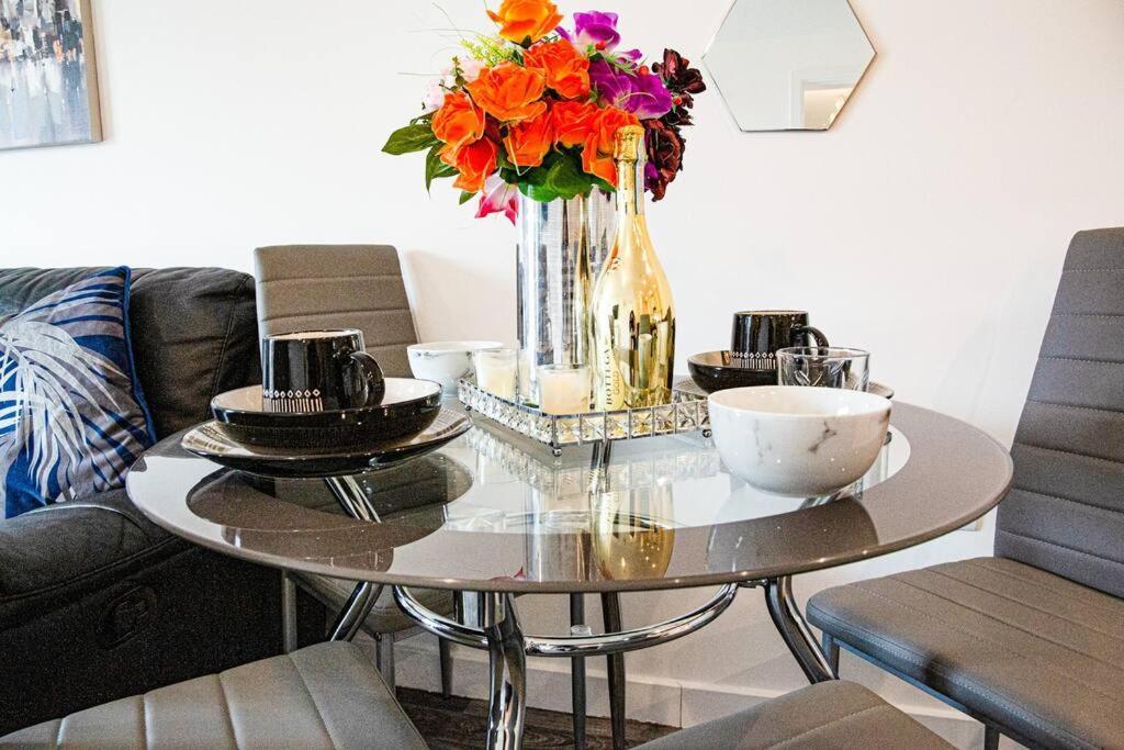 A Luxury 2 Bedroom Apartment With 2 Free Parking Chatham  Eksteriør bilde
