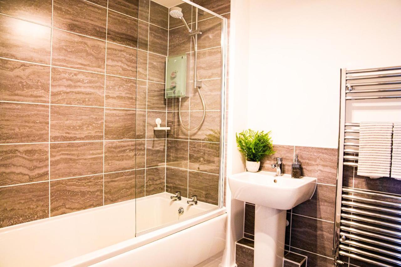 A Luxury 2 Bedroom Apartment With 2 Free Parking Chatham  Eksteriør bilde